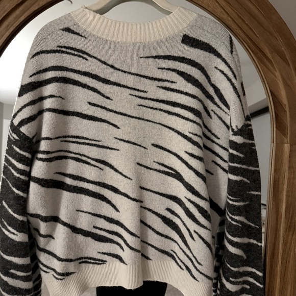 Rails Lana Tiger Pattern Wool Blend Crew Neck Sweater Ivory Gray Medium Cozy - Picture 6 of 8